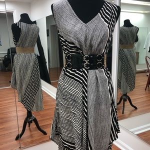 White and black sleeveless top/tunic